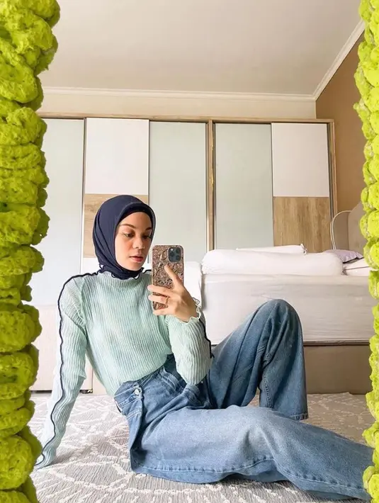 Ingin paduan hijab warna gelap? Coba padukan dengan hijab warna navy. Chic abis! (Instagram/tantrinamirah).