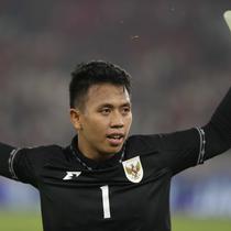 Penjaga gawang Timnas Indonesia, Muhammad Ardiansyah saat merayakan kemenangan atas Thailand di babak Semifinal Piala AFF U-23 2025 di Stadion Utama Gelora Bung Karno (SUGBK) Jakarta, Jumat (25/7/2025). Indonesia unggul adul penalti dengan skor 7-6 (1-1). (Liputan6.com/Helmi Fithriansyah)