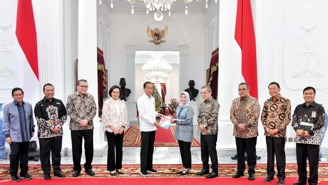 Presiden Joko Widodo (Jokowi) menerima Ikhtisar Hasil Pemeriksaan Semester (IHPS) I Tahun 2023 yang diserahkan oleh Badan Periksa Keuangan (BPK) RI di Istana Merdeka, Jakarta, Jumat (8/12/2023). (Foto: Vico - Biro Pers Sekretariat Presiden)