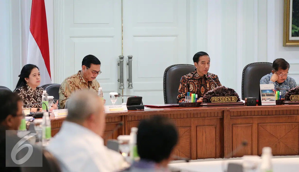 Presiden Joko Widodo didampingi Wakil Presiden Jusuf Kalla memimpin rapat terbatas di Kantor Presiden, Komplek Istana Kepresidenan, Jakarta, Jumat (11/12). Rapat membahas persiapan penyelenggaraan Asian Games XVIII tahun 2018. (Liputan6.com/Faizal Fanani)