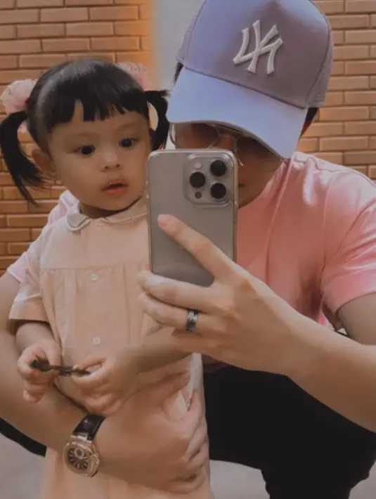 Penampilan Ameena juga terlihat menarik perhatian. Ia mengenakan dress pink bermotif garis-garis, lengan pendek, dan berkerah putih. [Foto: Instagram/attahalilintar]