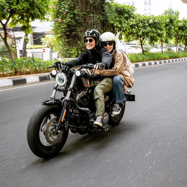 Artis Natasha Rizky naik moge dibonceng Dian Ayu Lestari (Foto: instagram natasharizkynew)