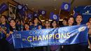 Fans Leicester City menyambut para pemain dengan spanduk Champions saat tiba di Bandara International Suvarnabhumi, Bangkok, Thailand, (18/5/2016). (AFP/Lillian Suwanrumpha)
