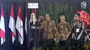 Presiden Joko Widodo atau Jokowi saat menutup perdagangan Indeks Harga Saham Gabungan (IHSG) 2018 di Kantor BEI, Jakarta, Jumat (28/12). Perdagangan IHSG 2018 resmi ditutup. (Liputan6.com/Angga Yuniar)