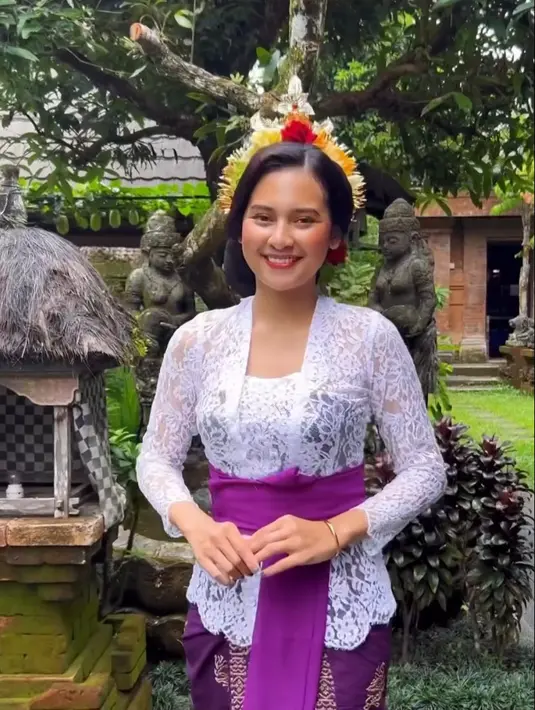 Ia memadukan kebaya berwarna putih dengan kamen dan selendang warna ungu.  [Foto: IG/indahpermatas].