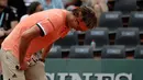 Petenis Jerman, Alexander Zverev mematahkan raketnya ketika frustasi melawan petenis Serbia, Dusan Lajovic pada babak kedua Prancis Terbuka di Stade Roland Garros, Rabu (30/5 Zverev harus lakoni lima set melawan melawan Lajovic. (AP/Alessandra Tarantino)P