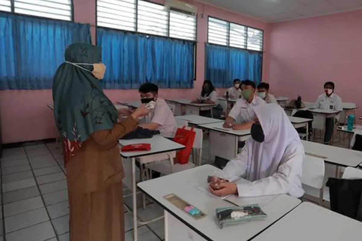 Banner Infografis Klaster Covid-19 Bermunculan di Sekolah Selama PTM Terbatas. (Liputan6.com/Trieyasni)