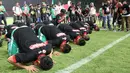Pemain PSMS sujud syukur usai penobatan juara Piala Kemerdekaan di Stadion Gelora Bung Tomo Surabaya, Minggu (13/9/2015). (Bola.com/Robby Firly)