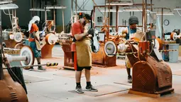 Pekerja menyelesaikan pembuatan gitar Gibson di Gibson USA Factory, Nashville, Tennessee, Amerika Serikat, Rabu (17/7/2019). Gibson kembali bangkit dari kebangkrutan setelah disuntik dana segar. (Jason Kempin/Getty Images/AFP)