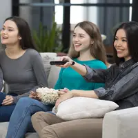 Ilustrasi Menonton Film Bersama Credit: freepik.com