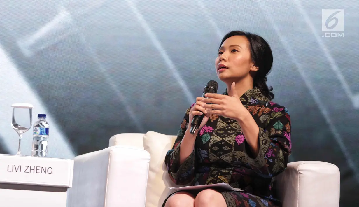 Sutradara Hollywood asal Indonesia Livi Zheng memberi pemaparan menjadi pembicara dalam Forum Human Capital Indonesia (FHCI) di Jakarta, Kamis (9/11). Livi sendiri adalah sutradara dan produser Hollywood kelahiran Blitar. (Liputan6.com/Faizal Fanani)