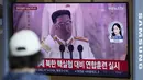 Seorang perempuan menonton layar TV yang menayangkan program berita yang melaporkan peluncuran rudal Korea Utara dengan rekaman file pemimpin Korea Utara Kim Jong Un, di sebuah stasiun kereta api di Seoul, Minggu (5/6/2022). Korea Utara menembakkan beberapa rudal balistik jarak pendek ke perairan lepas pantai timurnya pada hari Minggu, kata Kepala Staf Gabungan Korea Selatan. (AP Photo/Lee Jin-man)