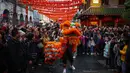 Tim Barongsai Tiongkok tampil di hadapan para penonton dalam perayaan Tahun Baru Imlek Naga di pusat kota London pada 10 Februari 2024. (HENRY NICHOLLS/AFP)