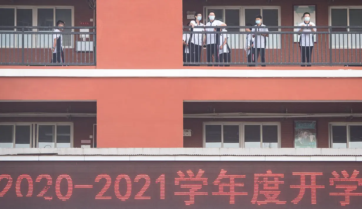 Para siswa terlihat di SMA Wuhan di Wuhan, ibu kota Provinsi Hubei, China, 1 September 2020. Total 2.842 taman kanak-kanak, sekolah dasar dan sekolah menengah di Wuhan, kota besar yang pernah dilanda parah covid-19, telah dibuka kembali untuk menyambut sekitar 1,4 juta siswa. (Xinhua/Xiao Yijiu)