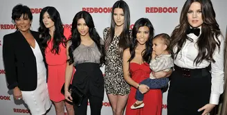 "Banyak orang yang bertemu dengan keluarga hanya saat liburan. Kami bertemu setiap hari karena pekerjaan. Aku sangat menyukainya," - Khloe Kardashian. (TOBY CANHAM  GETTY IMAGES NORTH AMERICA  AFP)