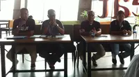 Kepala Bidang Pembinaan dan Prestasi Softball Perbasasi Billy Asmoro (kiri) memberi keterangan kepada media di Jakarta, Sabtu (18/3/2017). (Liputan6.com/Harley Ikhsan)