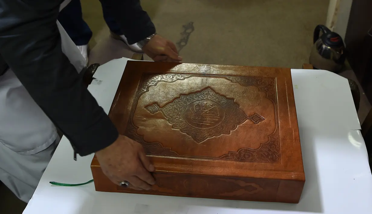 Tampilan Alquran buatan tangan yang dibuat dengan kain sutra di Mourad Khani, Kabul, Afghanistan (19/4). Alquran yang dibuat secara manual ini diharapkan dapat melestarikan tradisi kaligrafi yang telah ada berabad-abad di Afghanistan. (AFP/Wakil Kohsar)