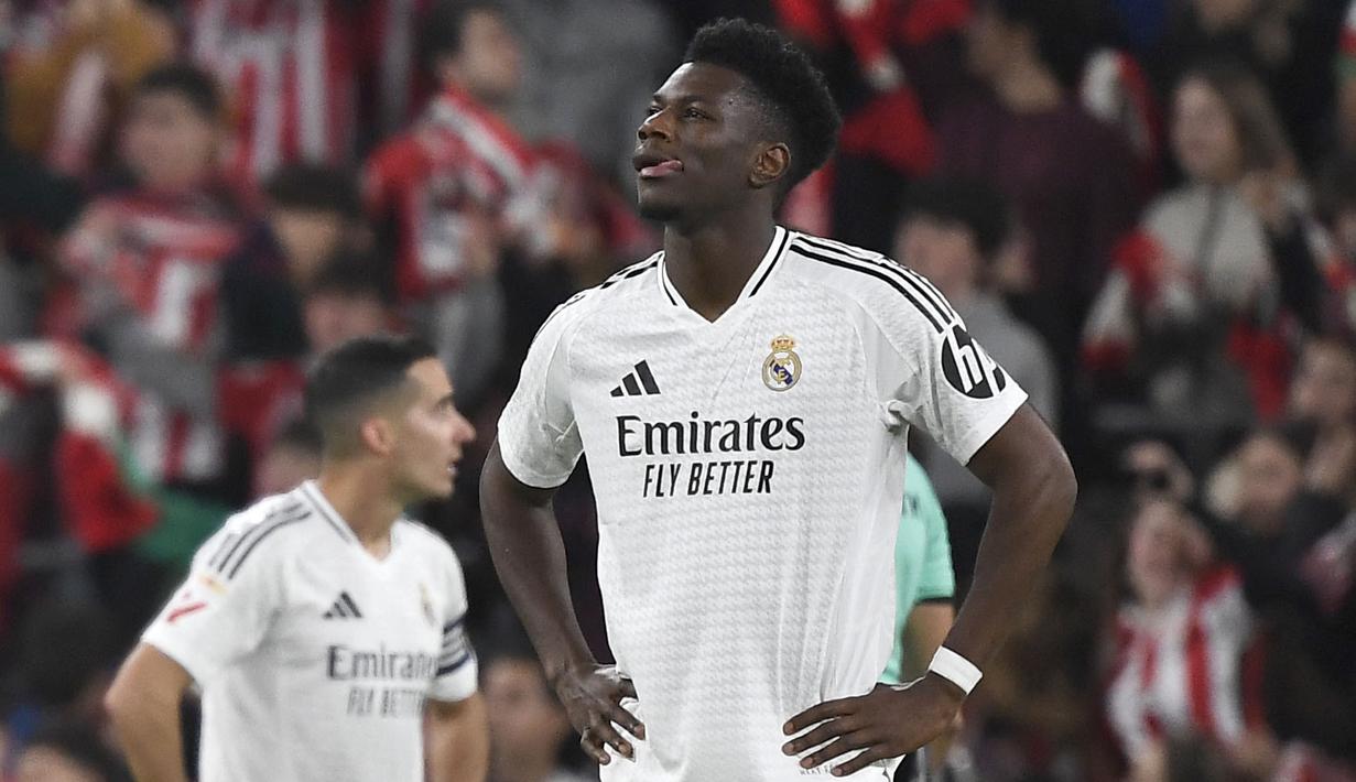 Ekspresi kecewa pemain Real Madrid, Aurelien Tchouameni saat timnya kebobolan dari Atheltic Bilbao pada laga lanjutan Liga Spanyol 2024/2025 di San Mames Stadium, Bilbao, Spanyol, Kamis (05/12/2024) dini hari WIB. (AFP/Ander Gillenea)