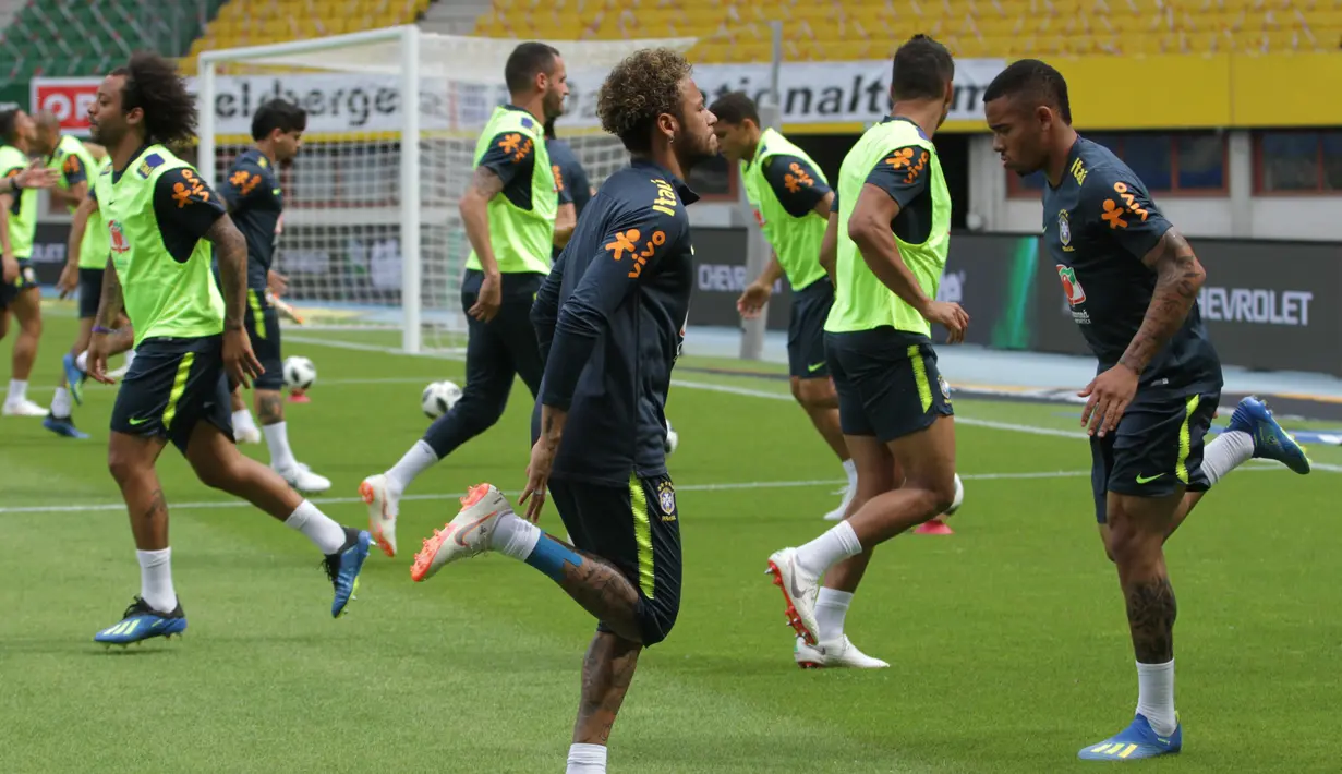 Bintang Brasil, Neymar, bersama rekan-rekannya melakukan pemanasan saat latihan di Stadion Ernst Happel, Wina, Sabtu (9/6/2018). Latihan ini merupakan persiapan jelang laga ujicoba melawan Austria. (Bola.com/Reza Khomaini)