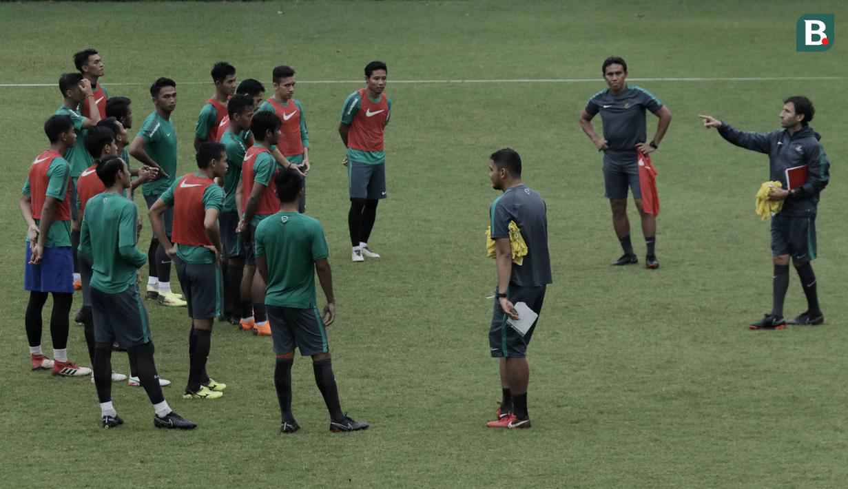 Pelatih Timnas Indonesia U-23, Luis Milla, memberikan arahan kepada anak asuhnya saat latihan di Lapangan ABC Senayan, Jakarta, Rabu (25/4/2018). Latihan tersebut dalam rangka persiapan Anniversary Cup 2018. (Bola.com/M Iqbal Ichsan)