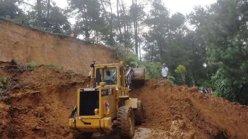 Jalur Alternatif Bogor-Sukabumi Tertimbun Longsor