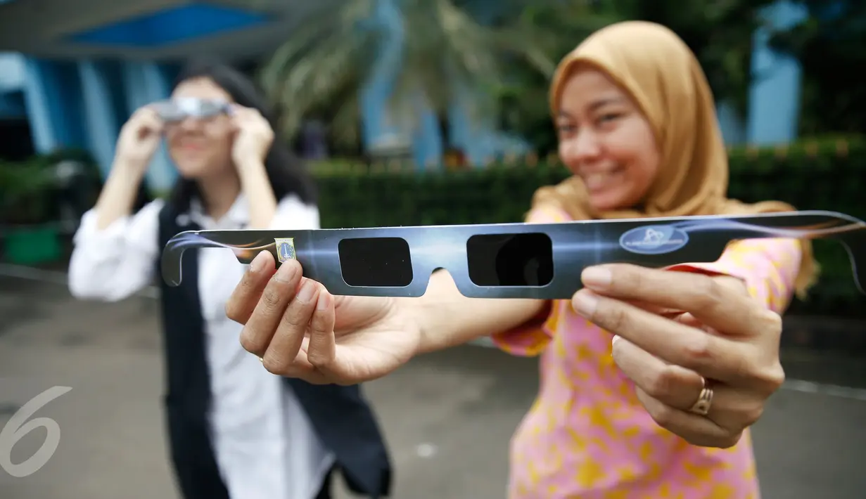 Petugas memperlihatkan kacamata yang akan digunakan saat pengamatan Gerhana Matahari Total (GMT) di Planetarium TIM Jakarta, Selasa (8/3). Planetarium akan memfasilitasi warga yang hendak menyaksikan fenomena gerhana matahari. (Liputan6.com/Faizal Fanani)