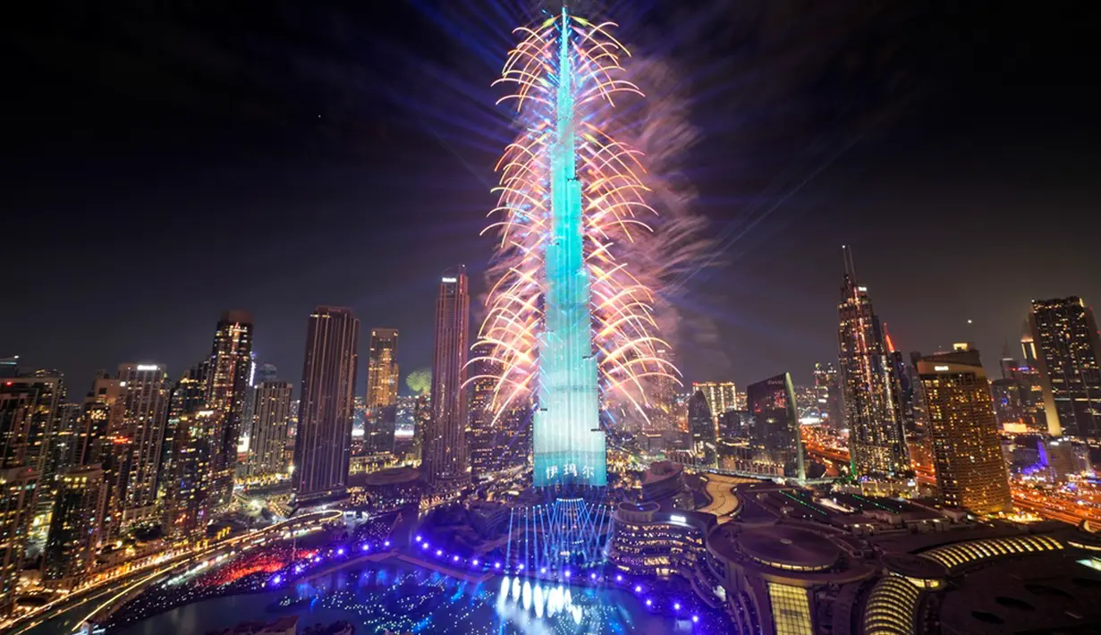 Kembang api meledak di Burj Khalifa, gedung tertinggi di dunia, saat perayaan Malam Tahun Baru di Dubai, Uni Emirat Arab, Senin (1/1/2024). (AP Photo/Kamran Jebreili)