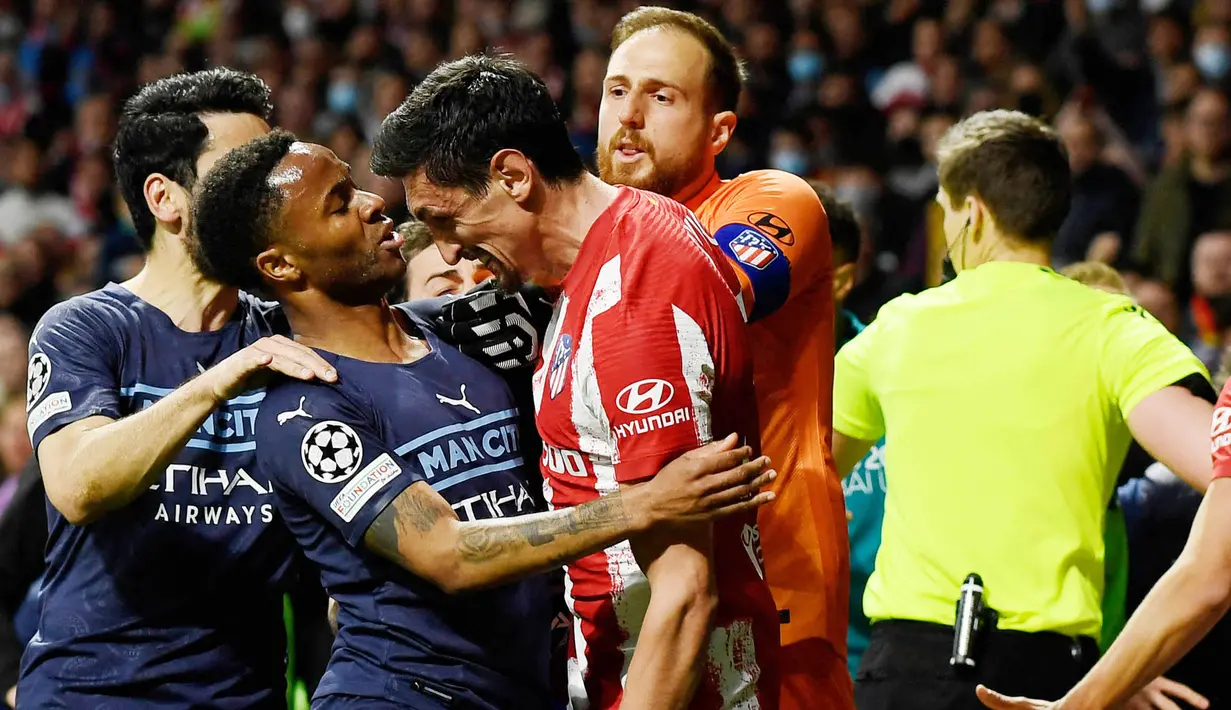 Keributan antar pemain pecah pada laga Atletico Madrid vs Manchester City saat leg kedua babak perempat final Liga Champions 2021/2022 di Stadion Wanda Metropolitano, Madrid, Spanyol, Kamis (14/4/2022). (AFP/Oscar Del Pozo)