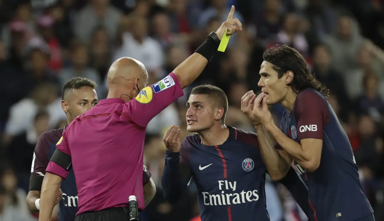 Pemain PSG, Edinson Cavani dan Marco Verratti, melakukan protes kepada wasit saat pertandingan melawan Toulouse pada laga Liga 1 Prancis, di Stadion Parc des Princes, Senin (21/8/2017). PSG menang 6-2 atas Toulouse. (AFP/Thomas Samson)