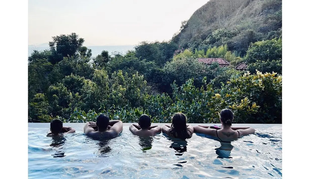 Nia Ramadhani, Ardi Bakrie dan ketiga anaknya saat berenang dengan pemandangan alam bebas di Plataran Komodo. (Foto: Instagram/ ramadhaniabakrie)