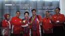 Ganda campuran Indonesia, Lilyana NatsirdanTontowi Ahmad berfoto bersama saat tiba di Bandara Soekarno Hatta, Banten, Selasa (23/8/2016). Tontowi Ahmad/Lilyana Natsir berhasil meraih emas olimpiade Rio 2016 di Brasil. (Liputan6.com/HelmiFithriansyah)