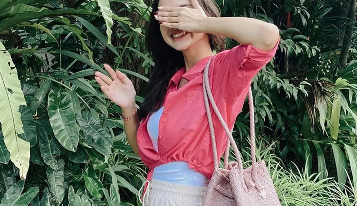 Meski kerap berpenampilan casual, gadis yang menetap di Bali ini sering mengenakan outfit yang stylish. Salah satunya dengan outfit warna cerah kemeja crop bubble gum certa celana linen ini. (Liputan6.com/IG/@ssarah_menzel)