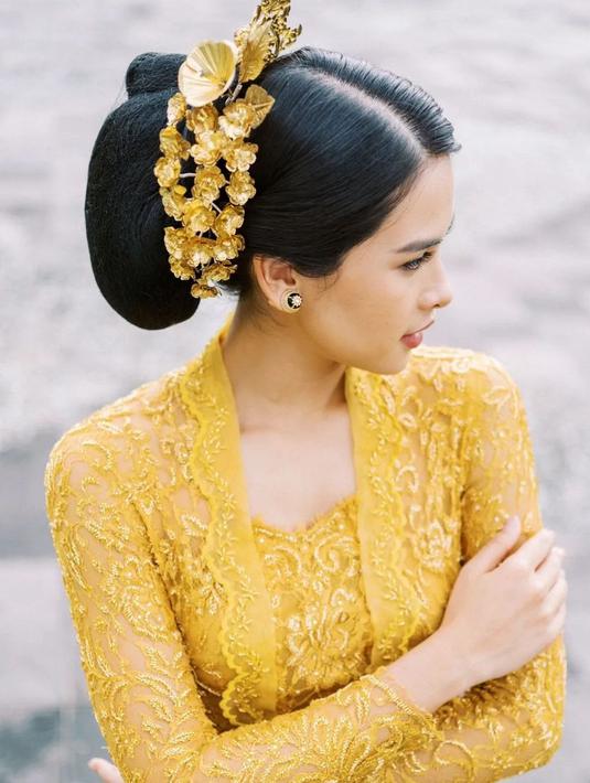 Untuk bagian kepala, Maudy Ayunda juga menyerahkan kepada sang perancang. Didiet Maulana menjelaskan model rambut Maudy terinspirasi dari sanggul perempuan Bali yang sudah bersuami yaitu Pusung Tagel. (Foto: Instagram/@didietmaulana)