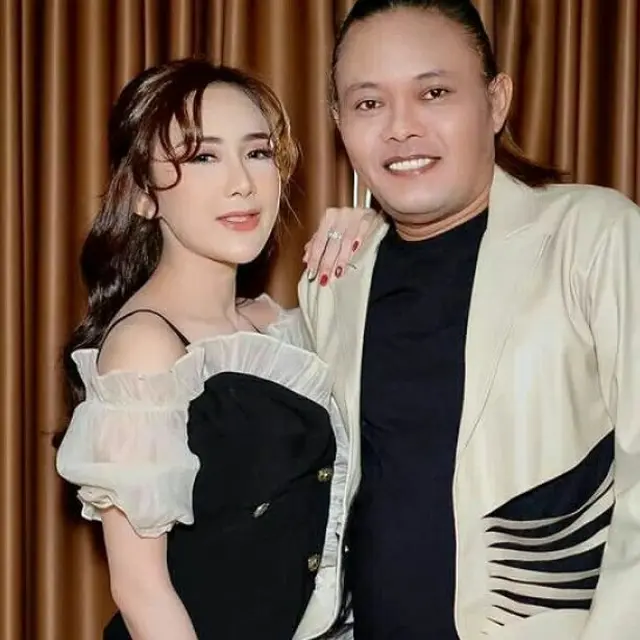 Pakai Busana Penganting, Ini 6 Potret Sule dan Ucie Sucita yang Jadi Sorotan