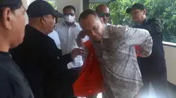 Selain pidana penjara dan denda, Nurhadi juga diwajibkan membayar uang pengganti senilai Rp137,1 miliar. Tampak dalam foto, terdakwa kasus dugaan gratifikasi dan Tindak Pidana Pencucian Uang (TPPU) yang juga mantan Sekretaris Mahkamah Agung (MA), Nurhadi, bersiap menjalani sidang pembacaan putusan di Pengadilan Tindak Pidana Korupsi (Tipikor) Jakarta, Rabu (1/4/2026). (Kapanlagi.com/Budy Susanto)