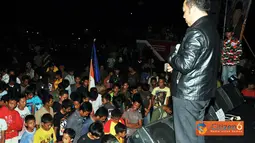 Citizen6, Lampung: Ketua DPRD Tulang Bawang Barat Umar Ahmad mengajak seluruh masyarakat mengheningkan cipta pada malam penutupan fistival band Tulang Bawang Barat 2011, Minggu (11/06). (Pengirim: Jerry Hasan)