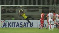 Kiper Persija Jakarta, Daryono, menghalau bola saat melawan Persipura Jayapura pada laga Liga 1 di Stadion Pakansari, Bogor, Jumat (25/5/2018). (Bola.com/Nicklas Hanoatubun)
