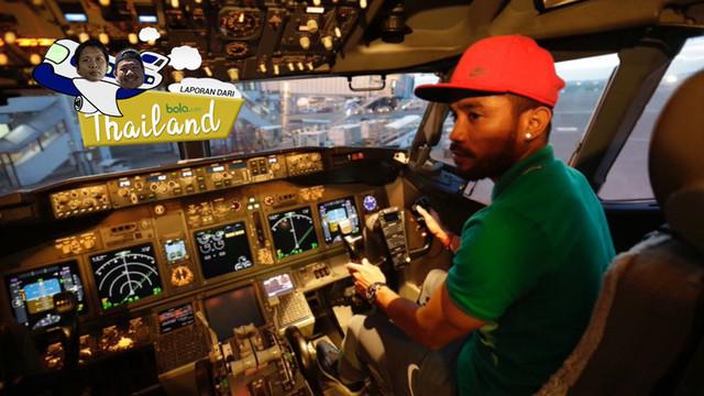 Video beberapa momen menarik perjalanan Timnas Indonesia dari Thailand menuju tanah air pada Minggu (18/12/2016).