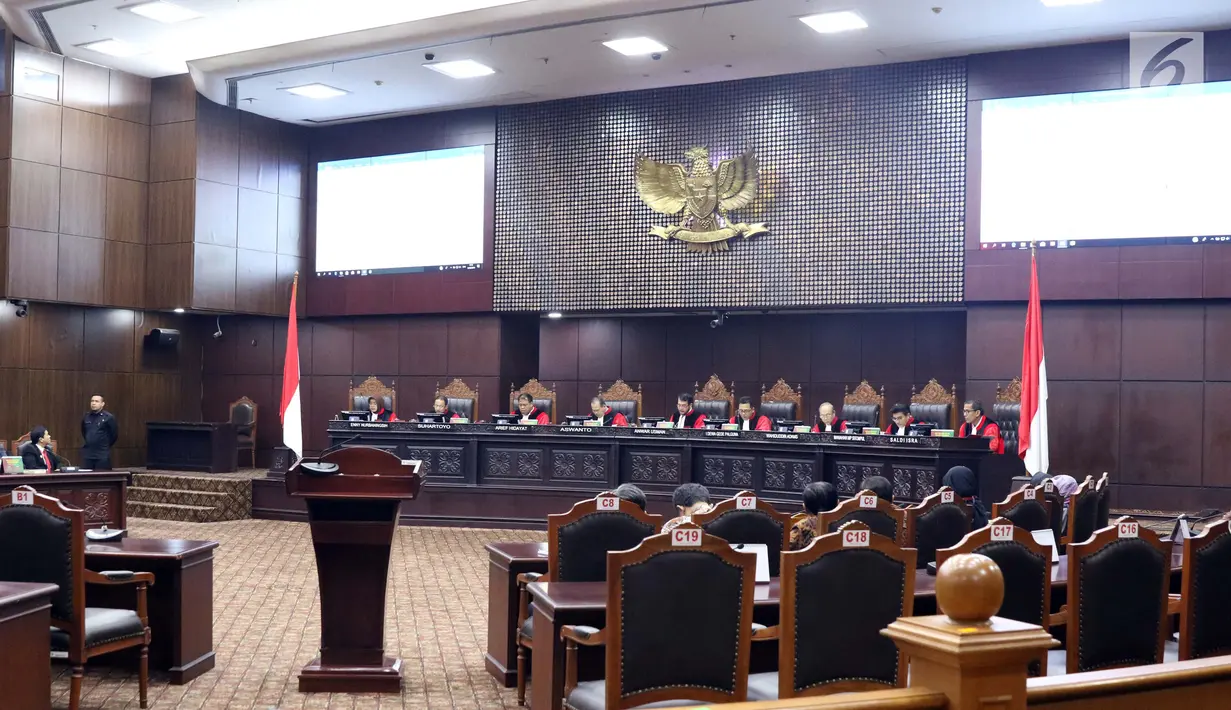 Suasana pembacaan putusan perkara di Gedung MK, Jakarta, Kamis (14/2). Majelis Hakim dalam putusannya menolak seluruh gugatan permohonan pengujian UU tentang ASN, SPN, Pendidikan Profesi dan Gelar Profesi dan Asosiasi. (Liputan6.com/Helmi Fithriansyah)