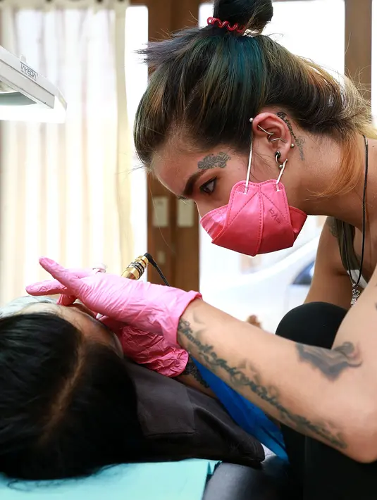 Setelah resmi menghilang, pemeran dalam film 'Eskul, Hantu Jeruk Purut' dan 'Tebus' itu menekuni dunia barunya dengan menjalani sulam alis dan sulam bibir. (Galih W. Satria/Bintang.com)