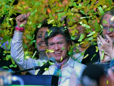 Kandidat Wali Kota Bogota, Claudia Lopez merayakan kemenangannya pada pemilihan umum (pemilu) daerah di Bogota, 27 Oktober 2019. Kandidat dari kalangan sayap tengah-kiri itu menjadi wali kota perempuan pertama di ibu kota Kolombia tersebut. (Raul ARBOLEDA / AFP)