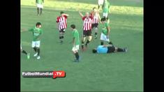 Pemukulan wasit kembali terjadi. Kali ini terjadi di liga kasta bawah di Argentina. Arnaldo Beron, wasit yang memimpin laga antara Ferro vs Tiro Federal dipukul oleh Alejandro Roncaglia hingga terjatuh. Ia memprotes keputusan kartu kuning yang diberi...