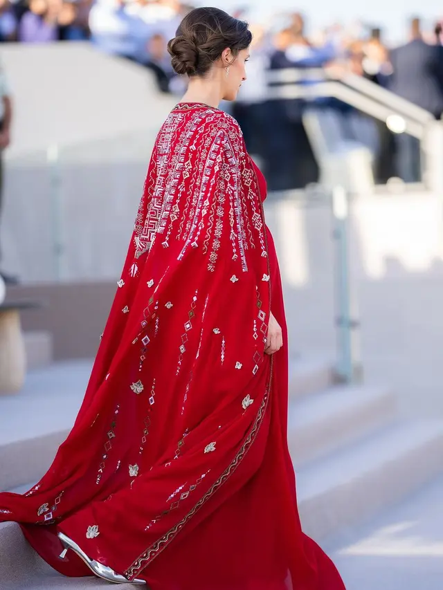 Tampilan Putri Rajwa dari Yordania yang Mulai Berani Pamer Baby Bump, Gaunnya Dibuat 120 Jam oleh Pengrajin Wanita