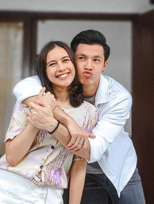 Emeraldy Rafael pun sempat mengunggah beberapa foto bersama para cast, termasuk Nabila Atmaja yang berperan sebagai Mila. (Instagram @emeraldyrafael)