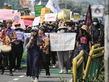 Puluhan anak muda menggelar longmarch sepanjang jalan Pemuda, Jakarta, Kamis (21/7/2022). Aksi yang bertemakan Youth20ccupy: Voice of the Future tersebut dilakukan untuk menyuarakan permasalahan pengerusakan lingkungan yang berakibat krisis pangan serta menghambat pertumbuhan ekonomi. (Liputan6.com/Faizal Fanani)