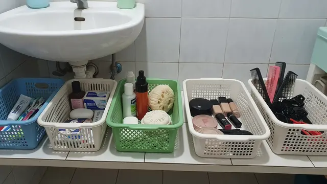 Memanfaatkan Keranjang Plastik Bekas Agar Tidak Jadi Sampah di Rumah untuk Menyimpan Perlengkapan Mandi dan Kosmetik