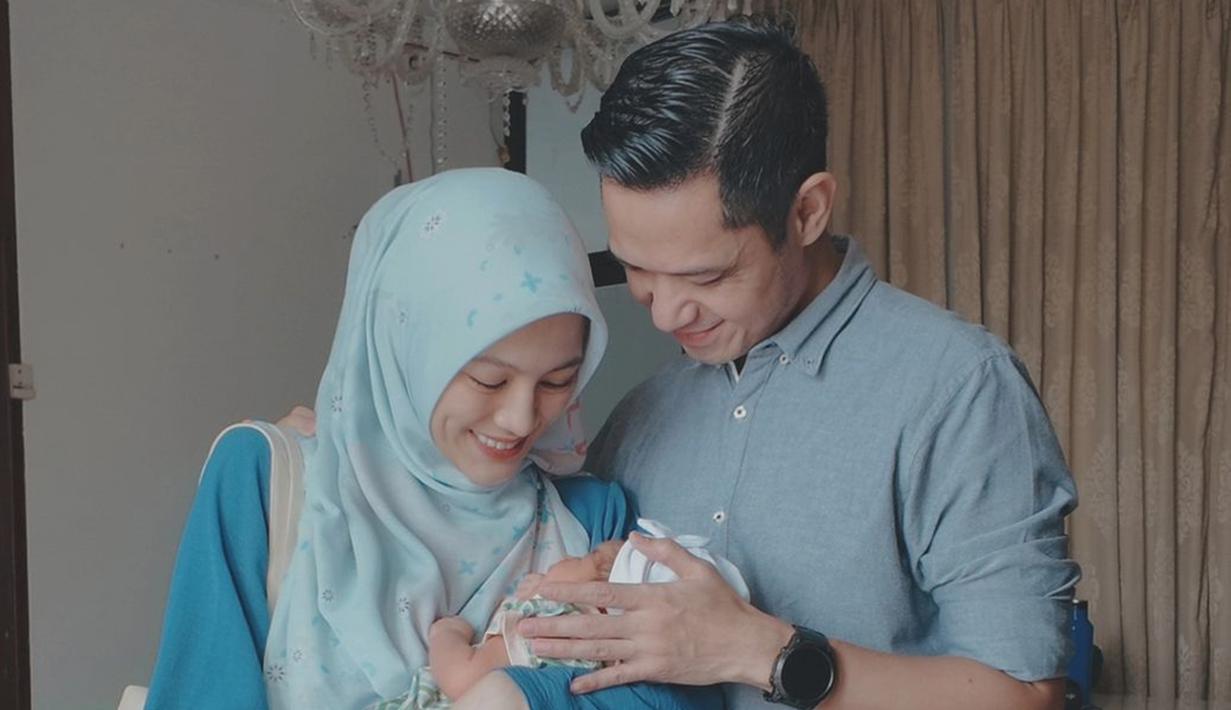 Potret Alyssa Soebandono dan Dude Harlino bareng Baby Lia saat usianya baru seminggu tepatnya pada 2 Mei 2024 lalu. 10 tahun menikah dan kini dikaruniai anak ketiga, rumah tangga pasangan ini makin harmonis dan tentunya penuh kebahagiaan. Keluarga Alyssa Soebandono dan Dude Harlino makin lengkap karena kehadiran anak perempuan sudah lama dinantikannya. (Liputan6.com/IG/@ichasoebandono)