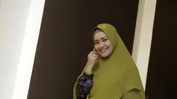 Ikke Nurjanah berpose sangat memesona dengan balutan hijab syar'inya. Senyum Ikke terlihat begitu manis pada foto di atas. Pesona Ikke kini makin terpancarkan dengan penampilan hijab syar'inya. (KapanLagi.com/Muhammad Akrom Sukarya)