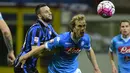 Pemain Inter Milan, Marcelo Brozovic (kiri), berebut bola dengan pemain Napoli, Ivan Strinic, pada lanjutan Serie A Italia di Stadion Giuseppe Meazza, Milan, Minggu (17/4/2016) dini hari WIB. (AFP/Olivier Morin)