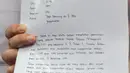 Kuasa hukum Falcon Pictures, Lydia Wongsonegoro memperlihatkan surat yang ditulis oleh seorang perempuan berinisial P yang ditangkap polisi karena terbukti membajak film Warkop DKI Reborn, Jakarta, Selasa (27/9). (Liputan6.com/Yoppy Renato)